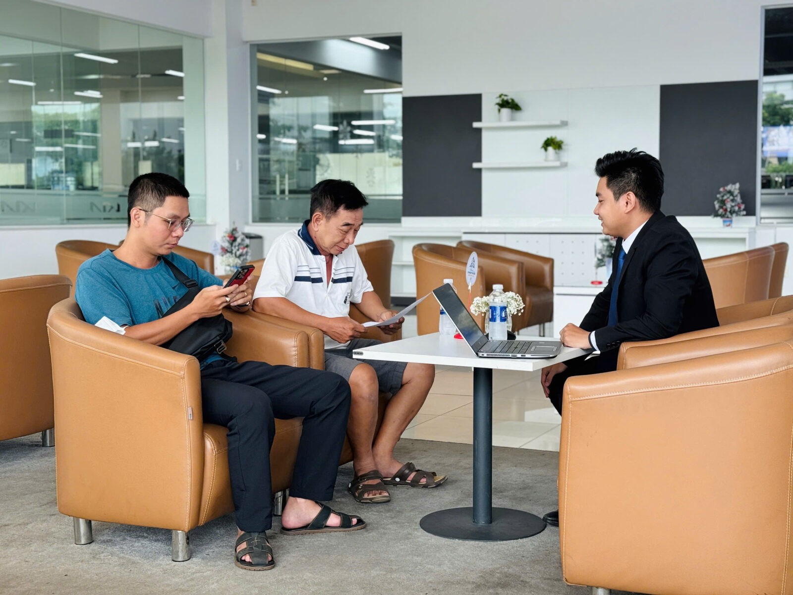 Showroom Kia Binh Tan 7 01 NGÀY CUỐI NHẬN 50% THUẾ TRƯỚC BẠ TRONG NĂM 2024